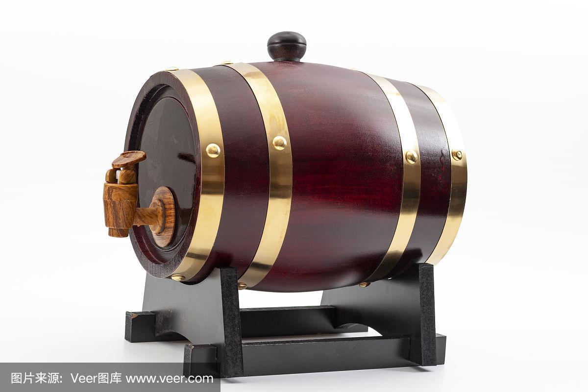 傳統(tǒng)的方式老化烈酒,酒精飲料釀酒廠或啤酒在draat概念與金屬帶或帶子